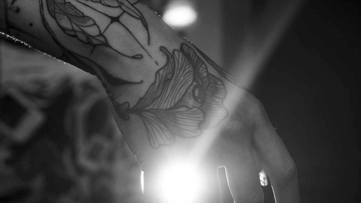 Tatouages bio-luminescents : la tendance futuriste de 2026