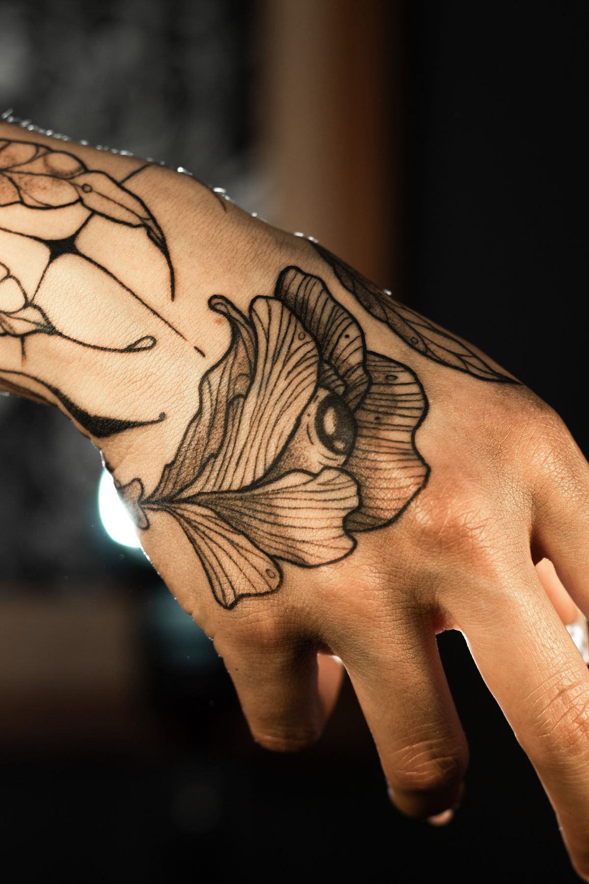 Minimales Fine-Line Tattoo auf hellem Unterarm