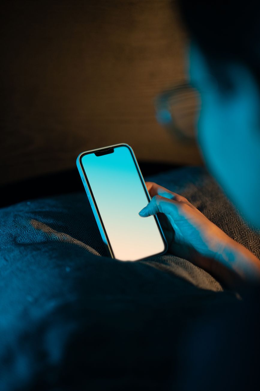 スマホの画面が勝手に暗くなる原因6選