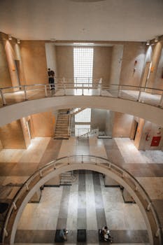 当代中庭采用了带有楼梯和画廊的圆形设计