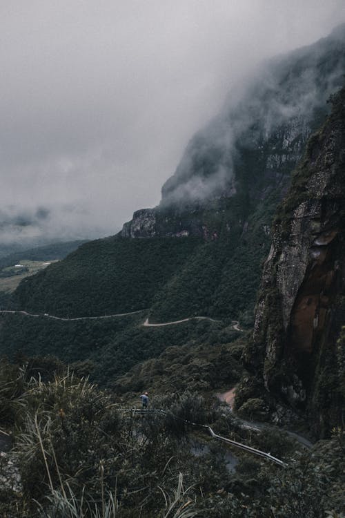 бесплатная вид на зигзаг роуд в горах Стоковое фото