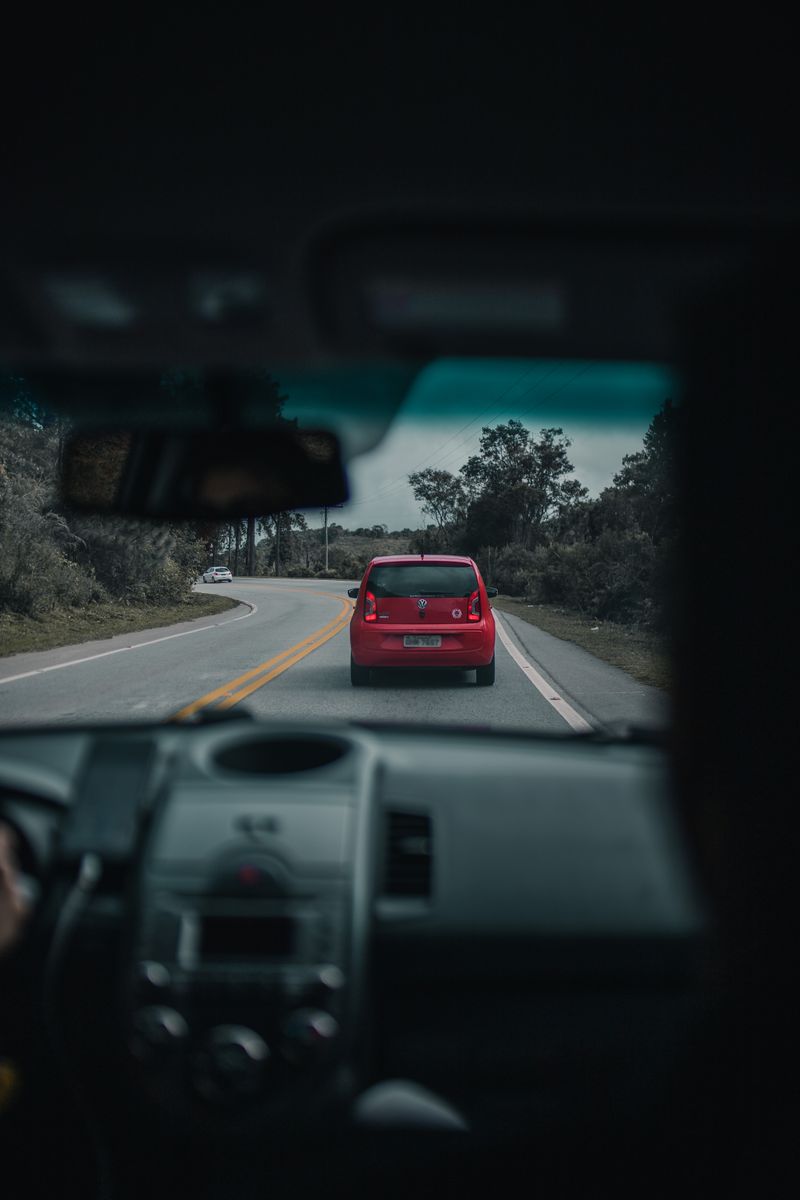 Coche circulando por una carretera de campo en clase de conducción