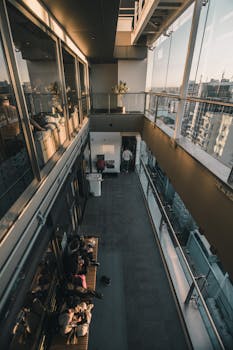 现代城市公寓的阳台装有玻璃，可以欣赏天际线景观