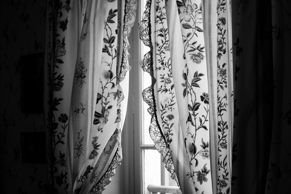 Zwart-wit gordijnen in klassieke eetkamer setting. Zwart-wit gordijnen in klassieke eetkamer setting.