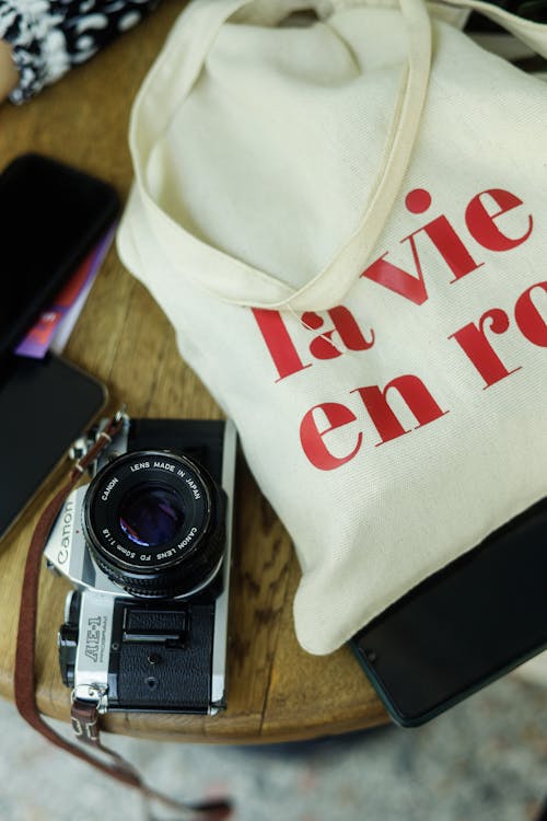 A camera bag with the words lave en ros on it