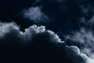 夜空中，喜怒无常的乌云聚拢起来，平添了几分神秘与深邃