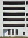 现代混凝土建筑立面的特写，带有建筑图案