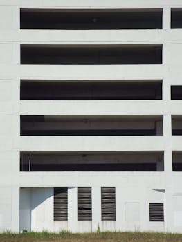 现代混凝土建筑立面的特写，带有建筑图案