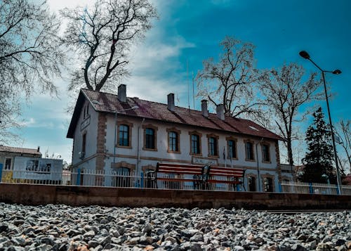 Casa Bianca E Marrone Sui Binari Del Treno