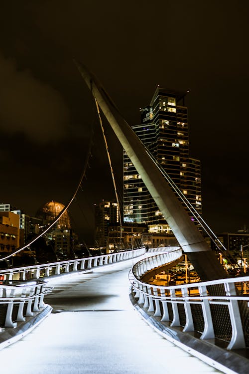 Brug Dichtbij Gebouw