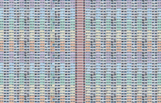 香港一栋住宅楼的外墙充满活力，展示着引人注目的图案