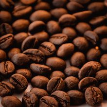 Close-up bed of freshly roasted coffee beans, photo by Yunus Kılıç on Pexels