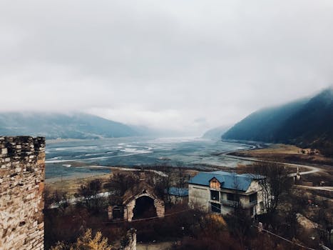 雾谷风景，四周环绕着雾山和古老建筑