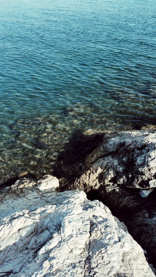 Free Scenic view of eroded rocks along the clear sea in Menderes, İzmir, Türkiye. Stock Photo