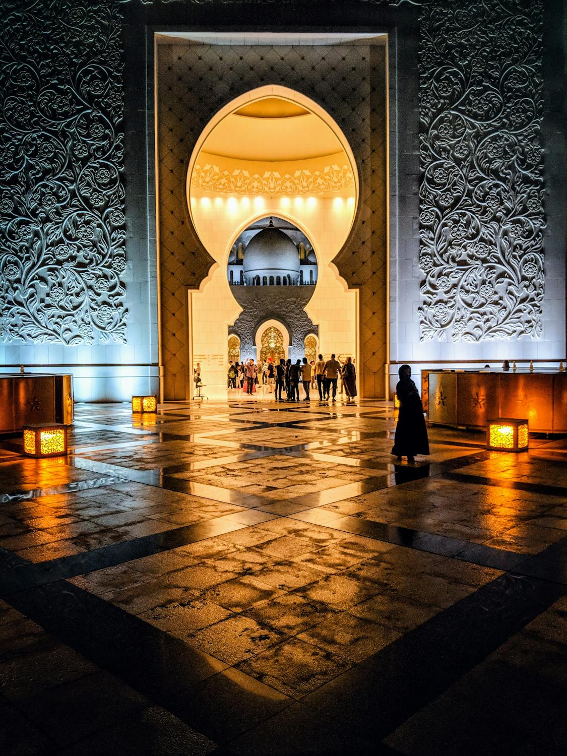 innenraum-eines-wei-en-und-gelben-muslimischen-tempels-kostenloses