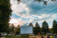 在露天电影院，体验被郁郁葱葱的绿色植物和美丽日落包围的魅力