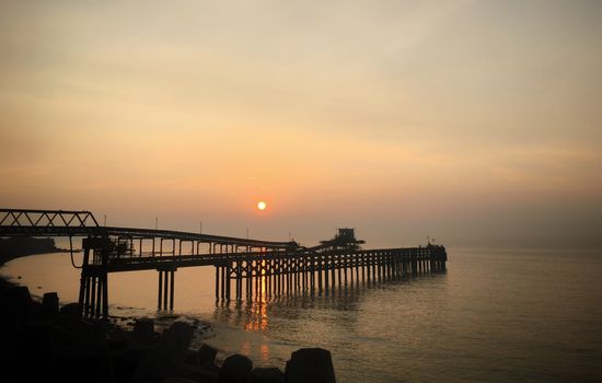 日落时分，康威码头的宁静景色捕捉了宁静的海景与充满活力的天空