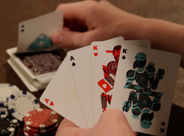 Online Spielautomaten mit bunten Symbolen und Jackpot-Anzeige
