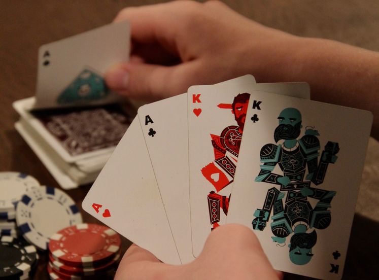 Online Roulette Tisch mit verschiedenen Einsatzmöglichkeiten und Wettscheinen