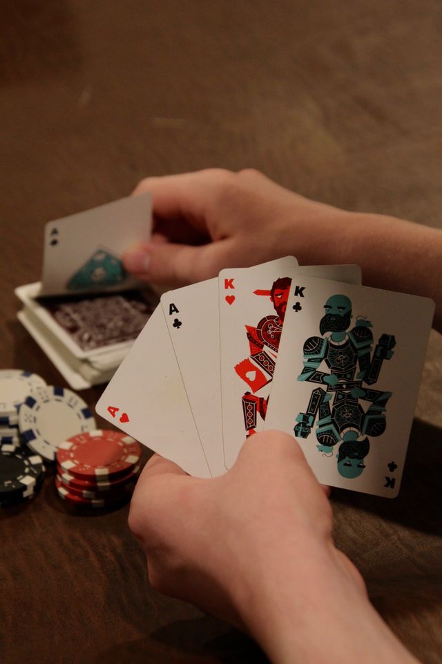 Chip poker ditumpuk di atas meja