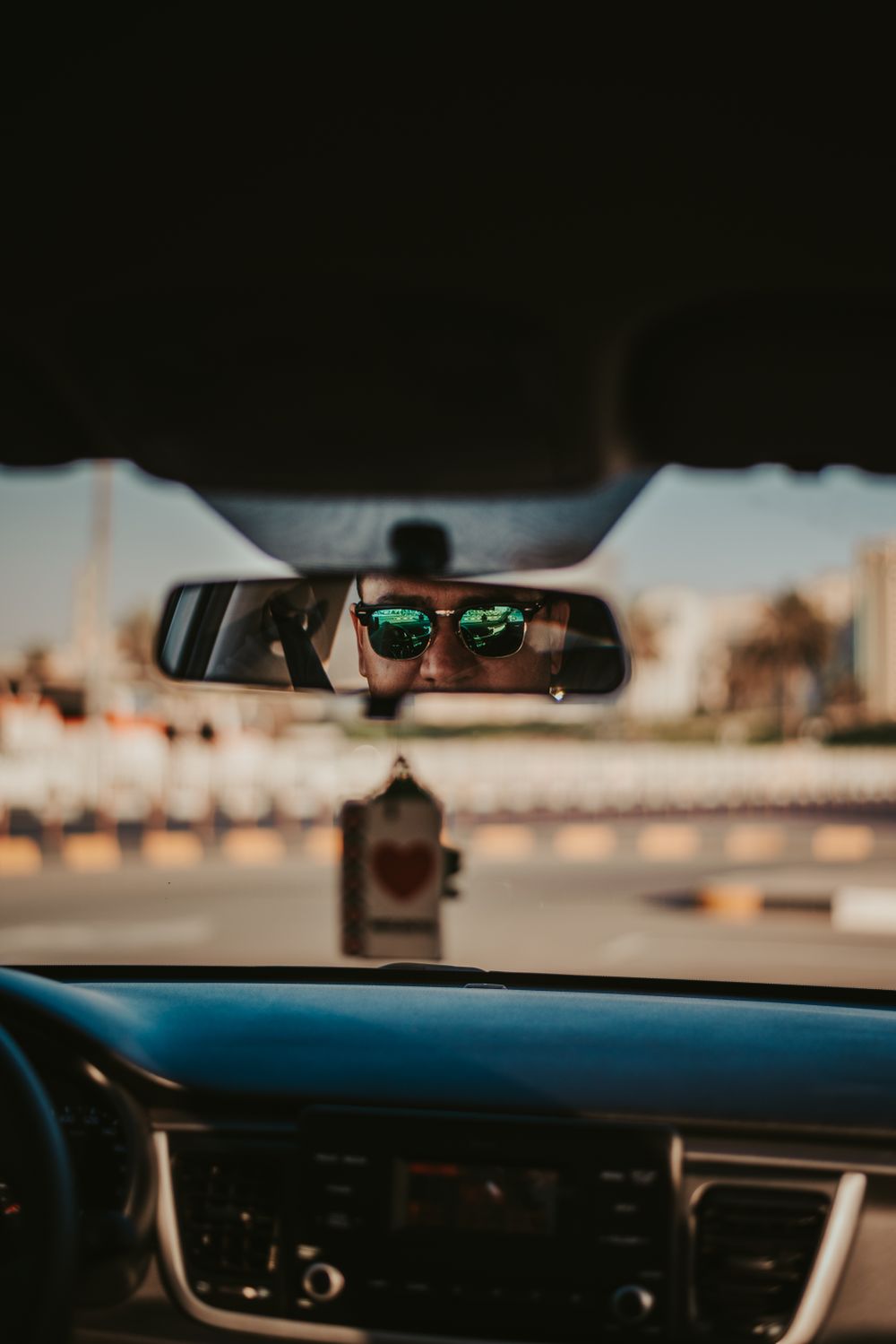 Motorista dirigindo na cidade