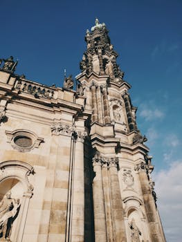 在充满活力的蓝天下，德累斯顿标志性大教堂的外观令人印象深刻