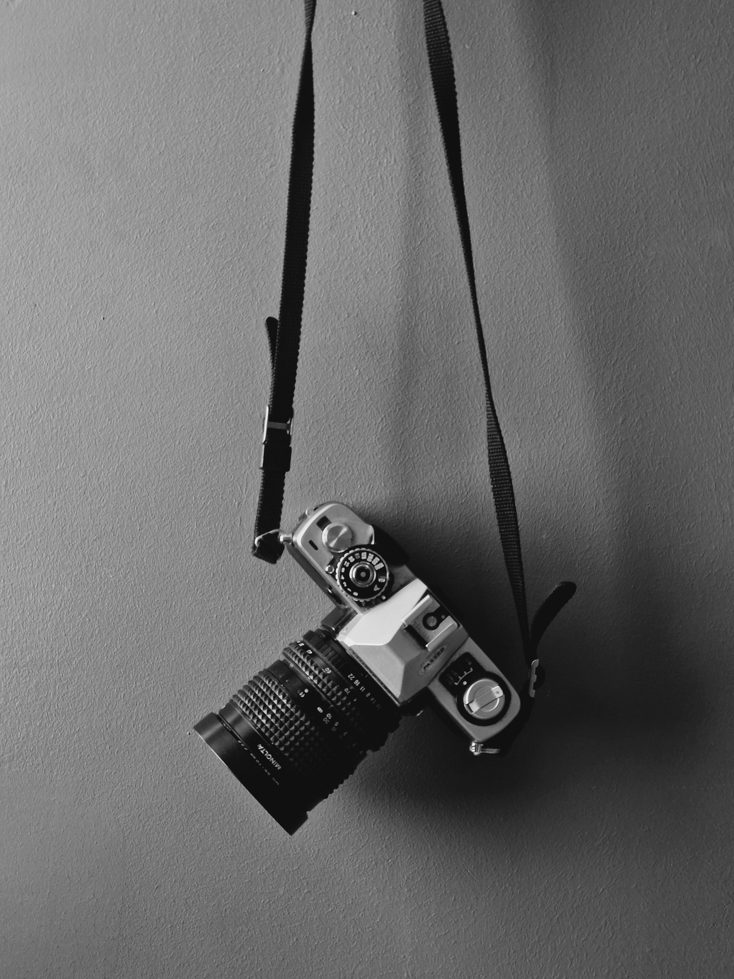 Ücretsiz analog fotoğrafçılık, asılı, asma kayışı içeren Ücretsiz stok fotoğraf Stok Fotoğraflar