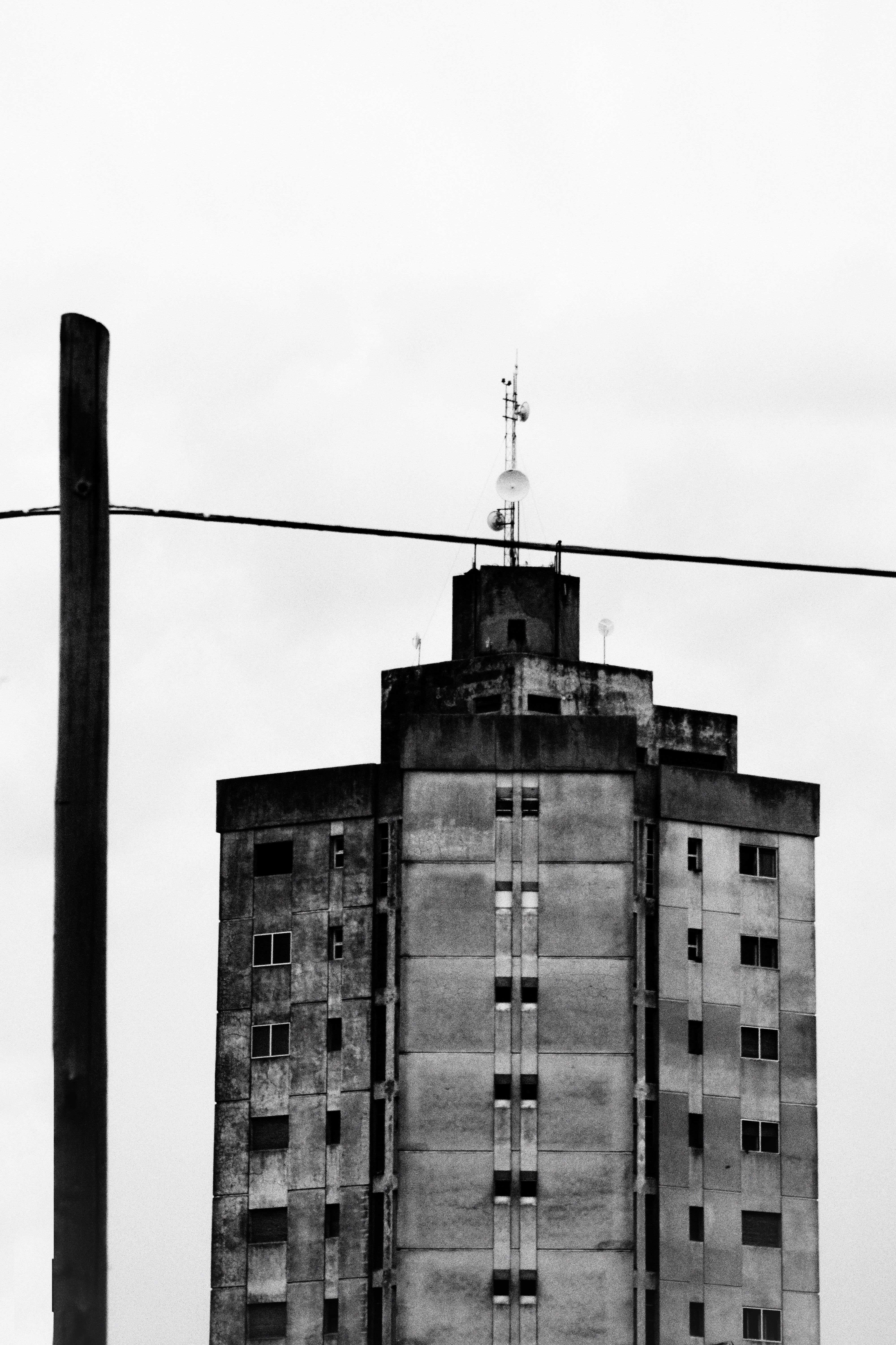 Block of Flats in Black and White · Free Stock Photo