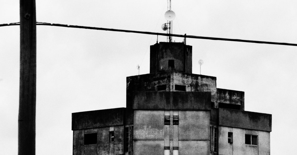 Block of Flats in Black and White · Free Stock Photo
