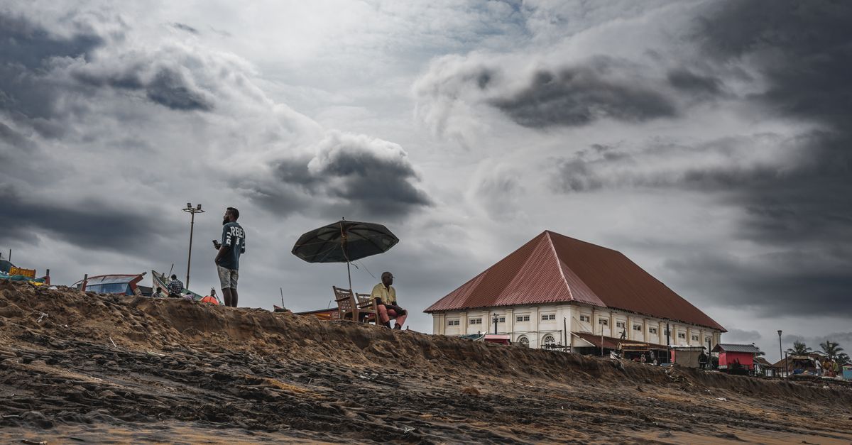 Viajero consultando el móvil con una eSIM para Gabón frente a la costa de Libreville