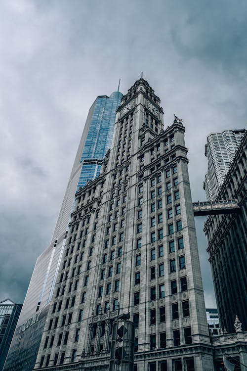 Ücretsiz Chicago'daki Trump Hotel'in Yanındaki Gri Beton Yüksek Binanın Düşük Açılı Fotoğrafı Stok Fotoğraflar