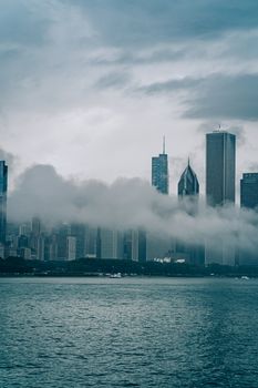 芝加哥的天际线戏剧性地展现在眼前，密歇根湖上云雾缭绕