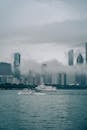 芝加哥的一个雾蒙蒙的日子里，天际线与水上船只交相辉映