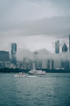 芝加哥的一个雾蒙蒙的日子里，天际线与水上船只交相辉映