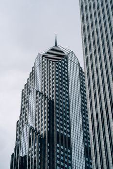 芝加哥市中心一座现代摩天大楼的低角度视图，展现了其时尚的建筑风格