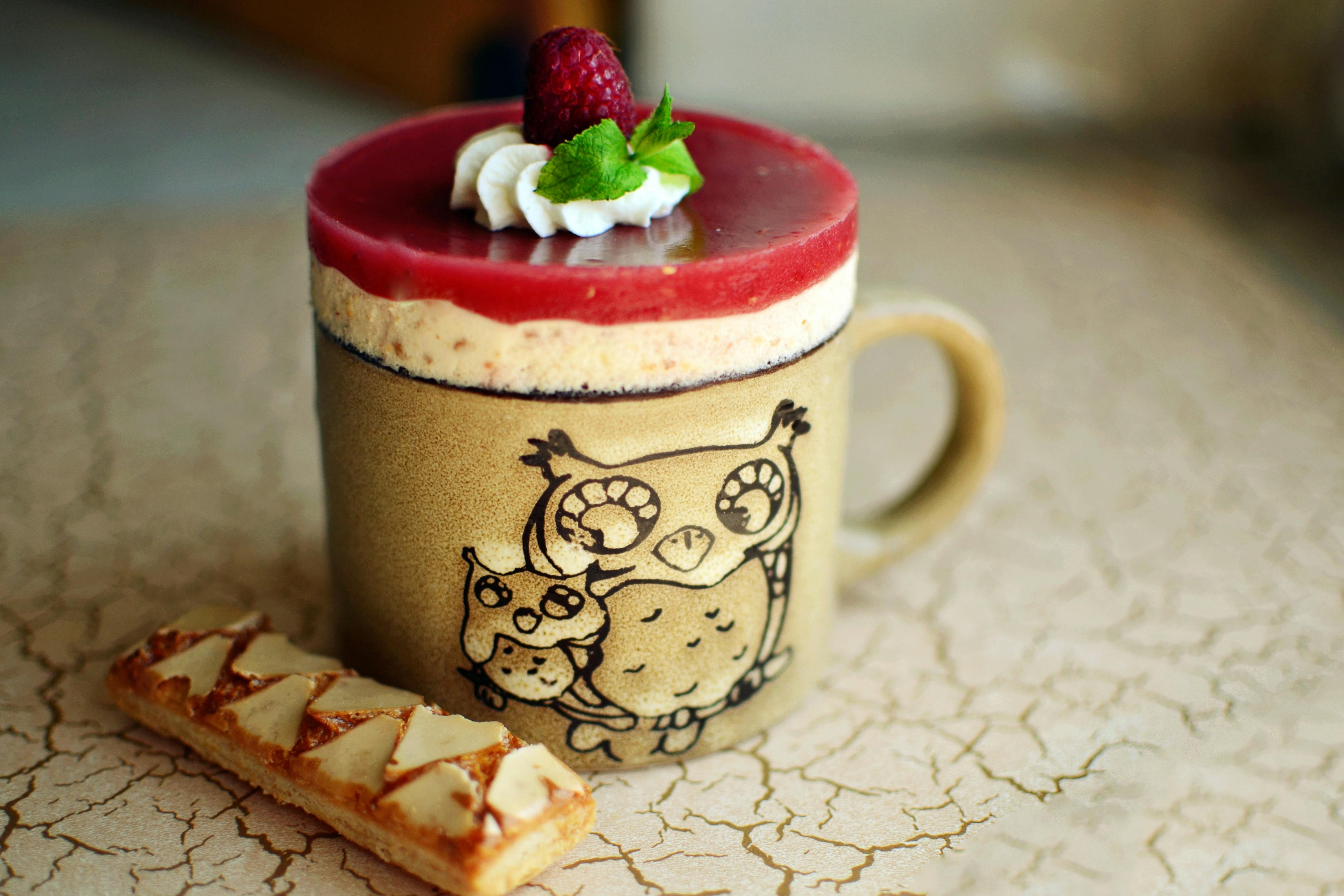 装在猫头鹰杯里的开胃甜点，配以乌藨子装饰，是一种甜蜜的享受