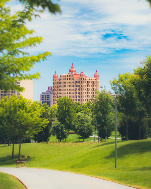 Free A beautiful park with trees and a view of the iconic Taj Mahal Palace Hotel in Mumbai. Stock Photo