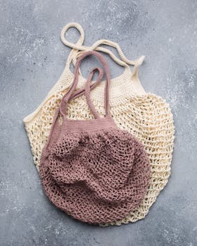 两个可重复使用的米色和粉色针织网袋，非常适合环保购物