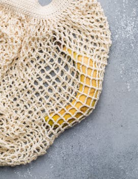 香蕉装在针织网袋里，表面有纹理，体现了环保和可持续的购物理念