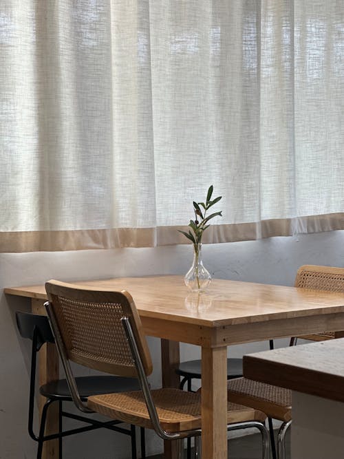 Fotobanka s bezplatnými fotkami na tému drevený stôl, interiérový dizajn, kvetináč