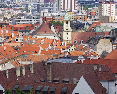 A city with many buildings