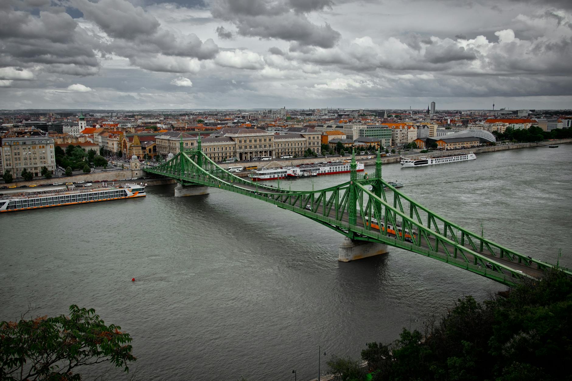 https://www.pexels.com/photo/liberty-bridge-in-budapest-25583861/