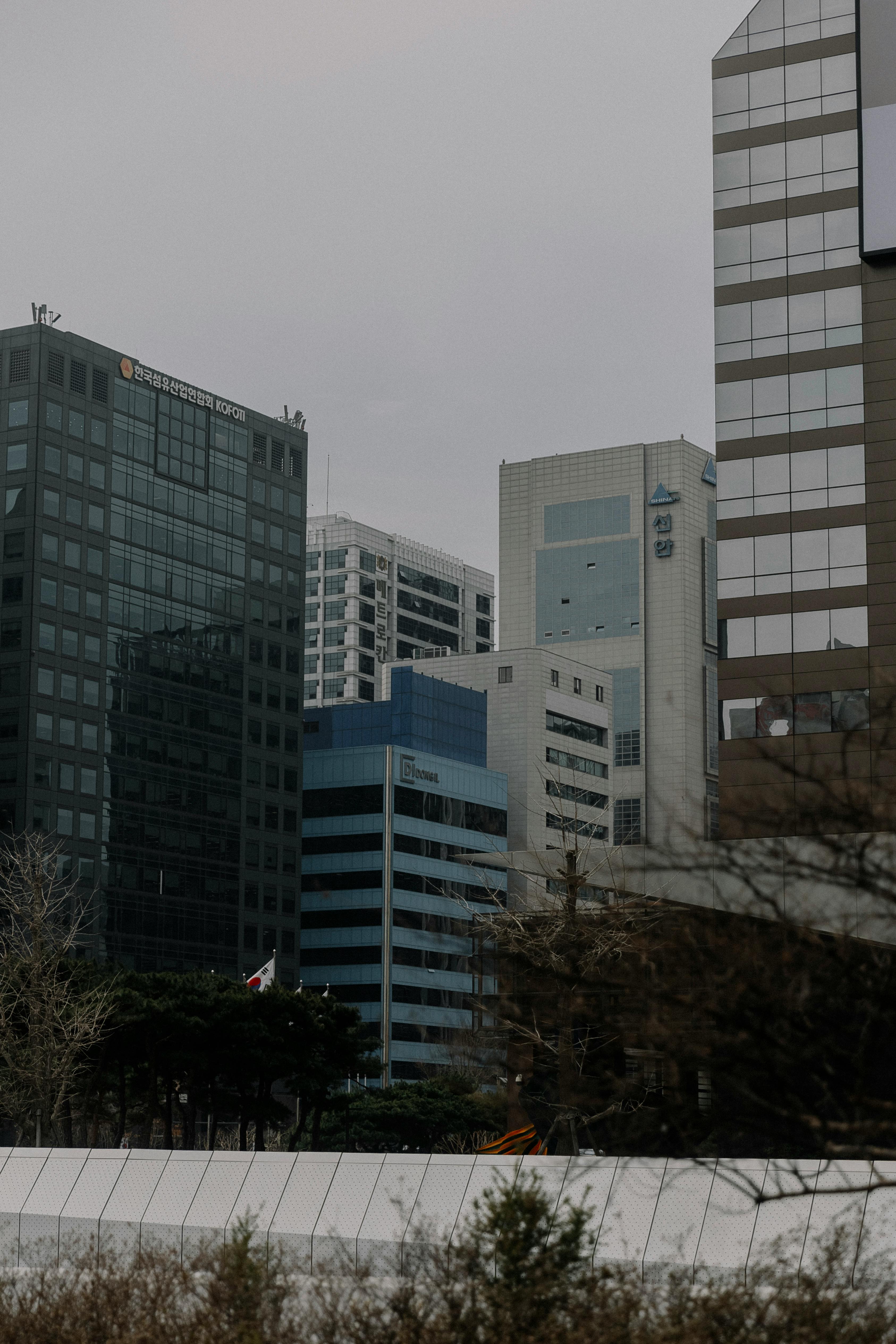 강남구 재개발 구역 현장 모습 — 노후 건물 철거 및 신축 공사가 진행 중인 서울 도심 정비 현장