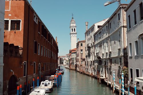 Free Charming view of a narrow canal in Venice surrounded by historic architecture, perfect for travel enthusiasts. Stock Photo