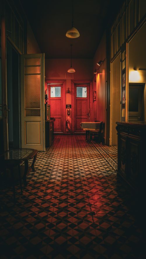 Free A vintage hotel corridor with red lighting and patterned floor in Istanbul, Türkiye. Stock Photo