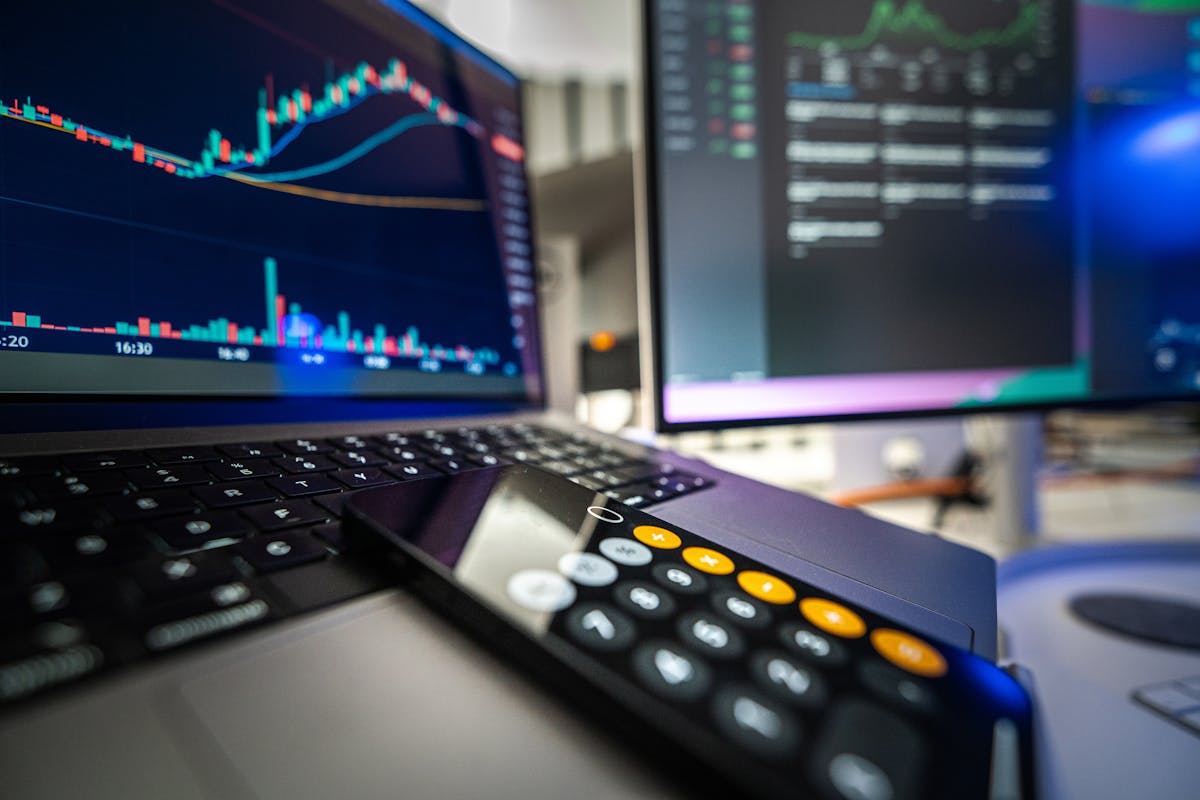 Pantalla con gráficas de resultados financieros del mercado bursátil mostrando indicadores y tendencias