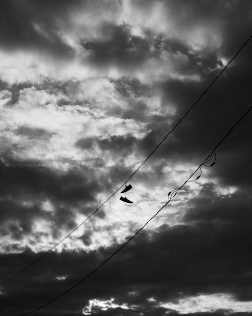 Foto profissional grátis de 50 mm, calçados, céu nublado