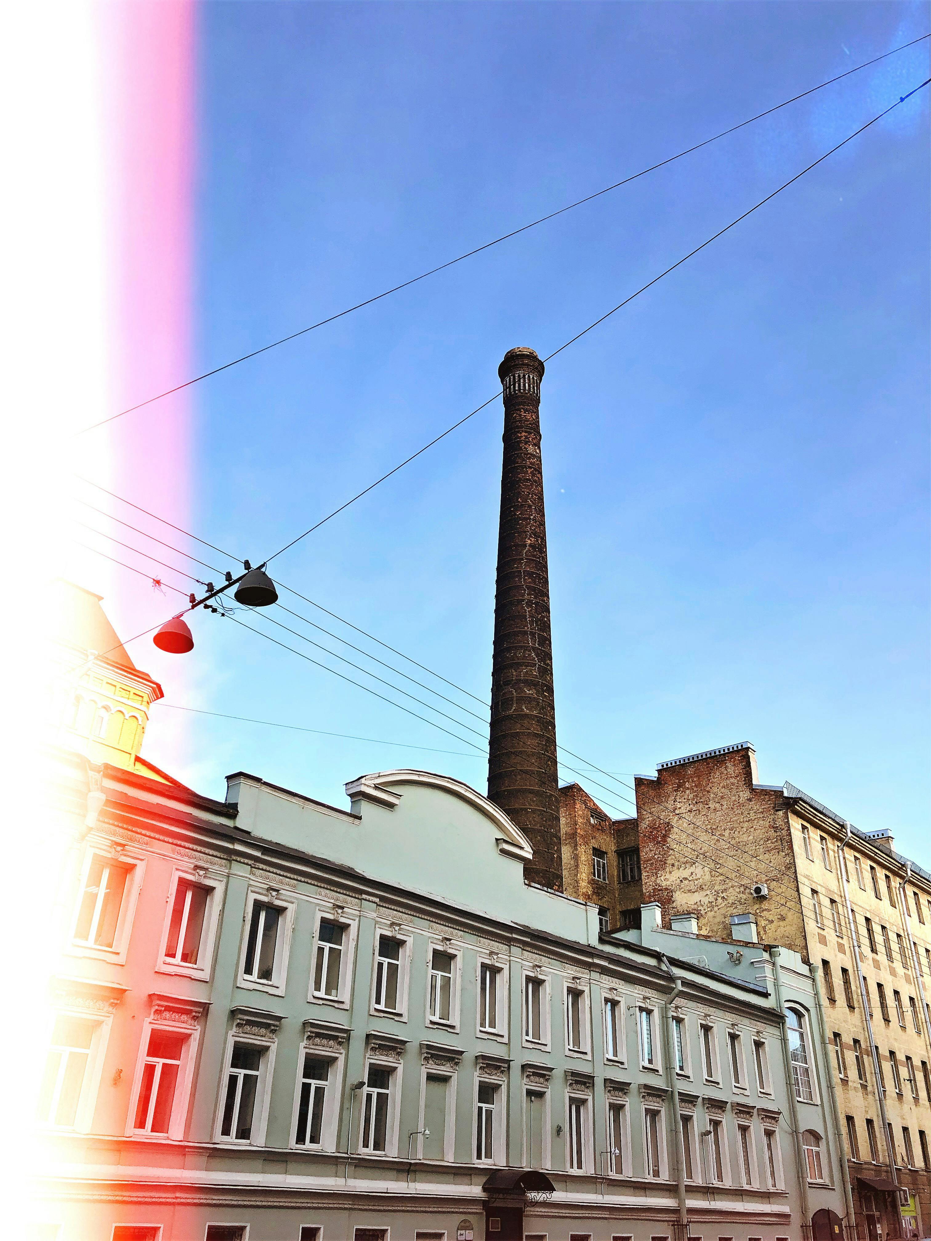 在历史悠久的城市建筑中，工业烟囱塔的背景清晰可见