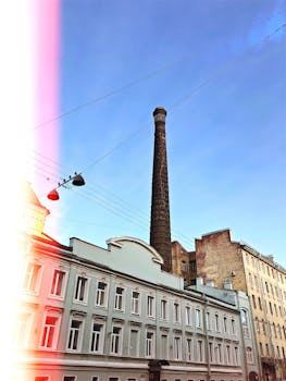 在历史悠久的城市建筑中，工业烟囱塔的背景清晰可见