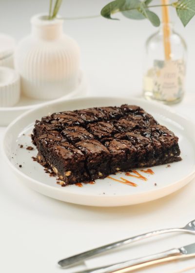 Brownie com nozes e calda de doce de leite